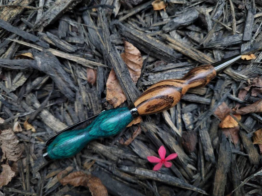 Twist Pen made of Zebrawood and Ebiara Dyed Green